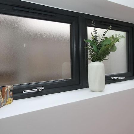 Lovely One Bed Apartment-Near All Transport-Village-Freeparking Londen Buitenkant foto