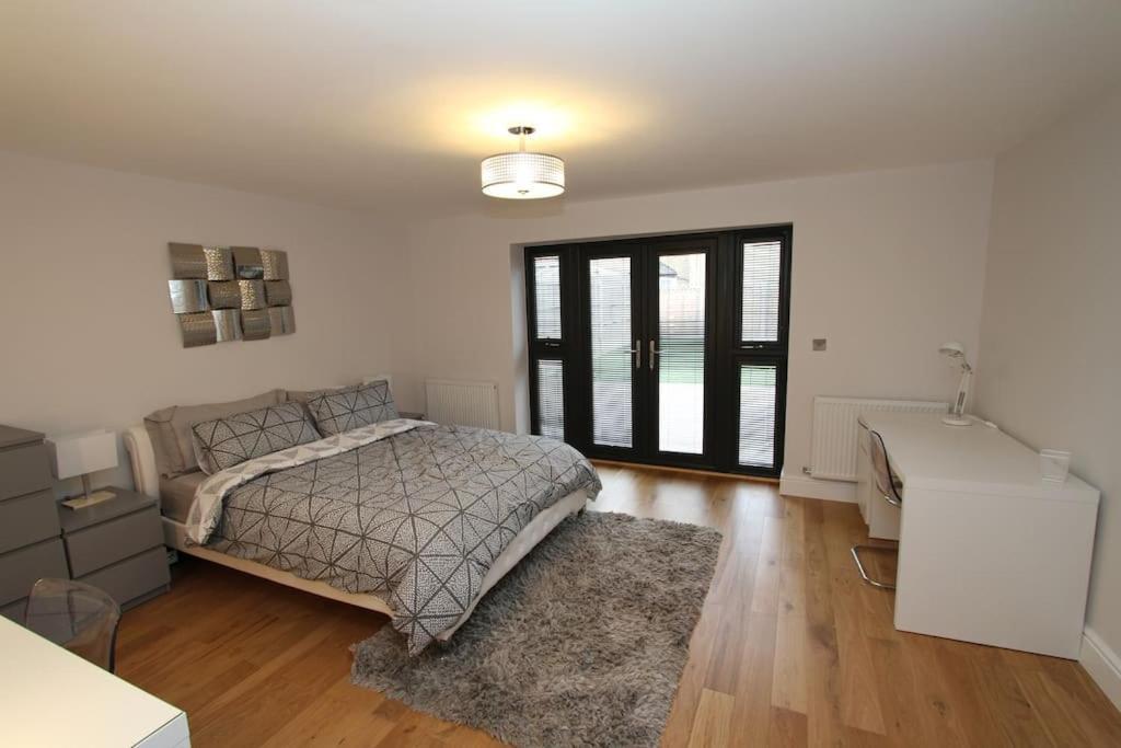 Lovely One Bed Apartment-Near All Transport-Village-Freeparking Londen Buitenkant foto