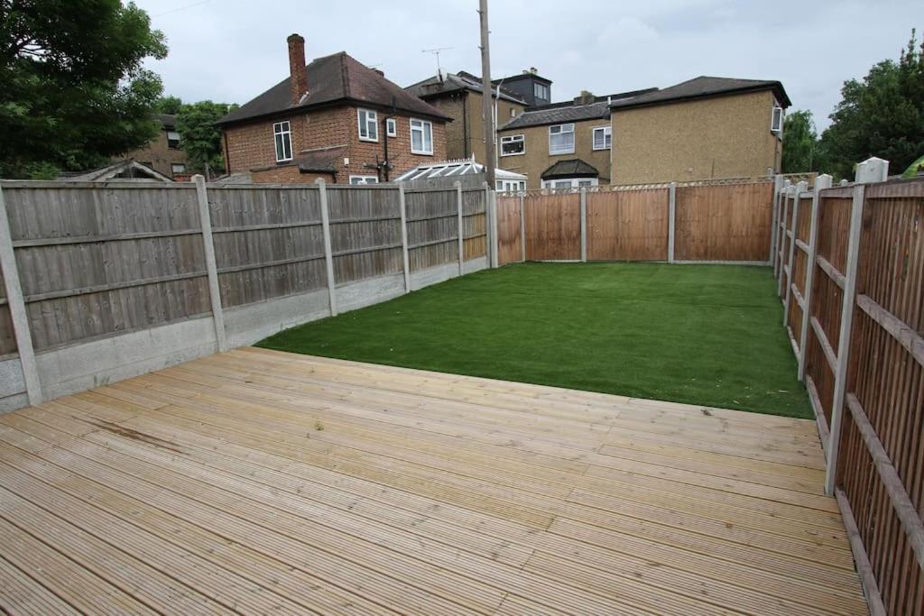 Lovely One Bed Apartment-Near All Transport-Village-Freeparking Londen Buitenkant foto