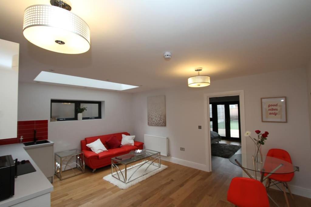 Lovely One Bed Apartment-Near All Transport-Village-Freeparking Londen Buitenkant foto