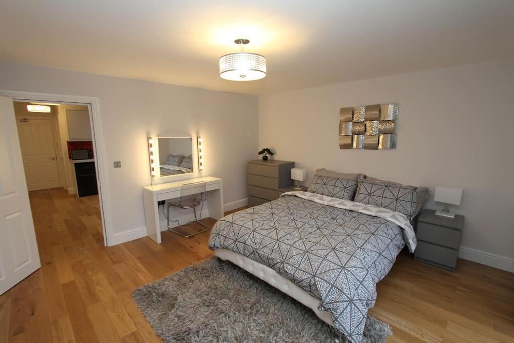 Lovely One Bed Apartment-Near All Transport-Village-Freeparking Londen Buitenkant foto