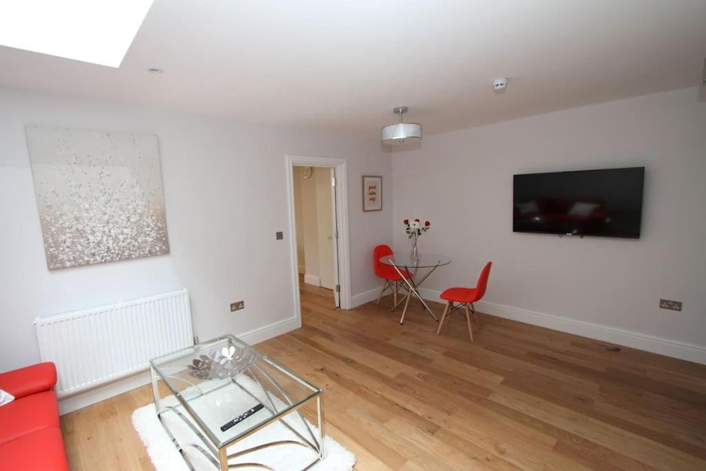 Lovely One Bed Apartment-Near All Transport-Village-Freeparking Londen Buitenkant foto
