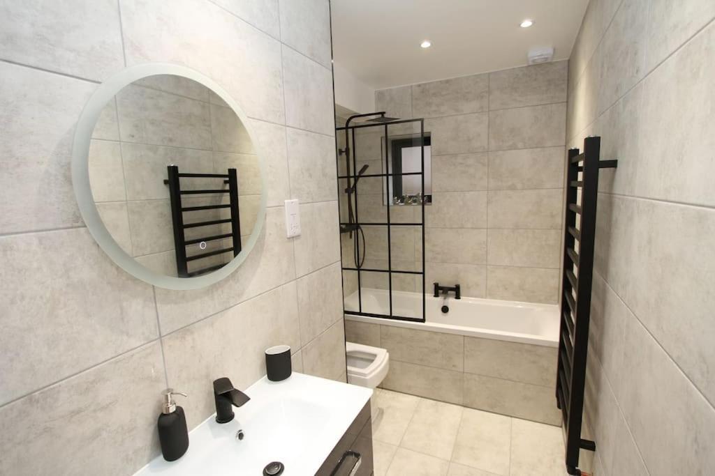 Lovely One Bed Apartment-Near All Transport-Village-Freeparking Londen Buitenkant foto