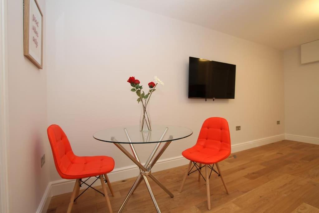 Lovely One Bed Apartment-Near All Transport-Village-Freeparking Londen Buitenkant foto