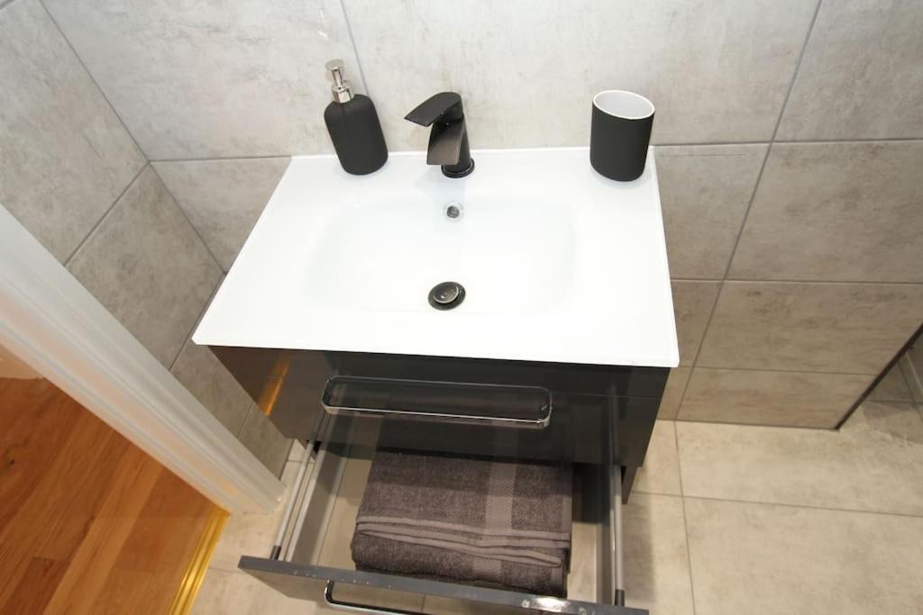 Lovely One Bed Apartment-Near All Transport-Village-Freeparking Londen Buitenkant foto