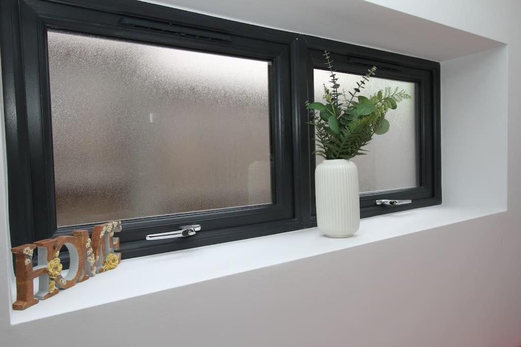 Lovely One Bed Apartment-Near All Transport-Village-Freeparking Londen Buitenkant foto